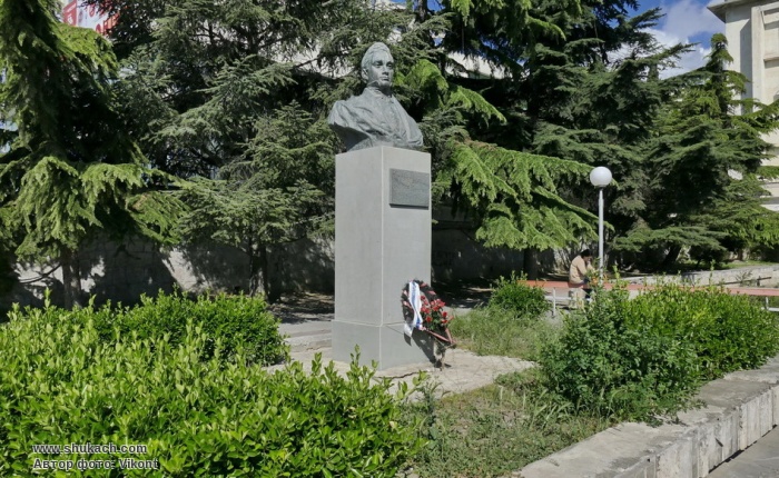 Памятник_Грибоедову.jpg Памятник_Грибоедову.jpg